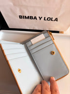 Billetera Compacta  Bimba Y Lola Grabado Cocodrilo Color Arena